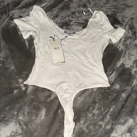 iris Tops - ❤️3/$20 Iris White Ribbed Puff Sleeve Bodysuit